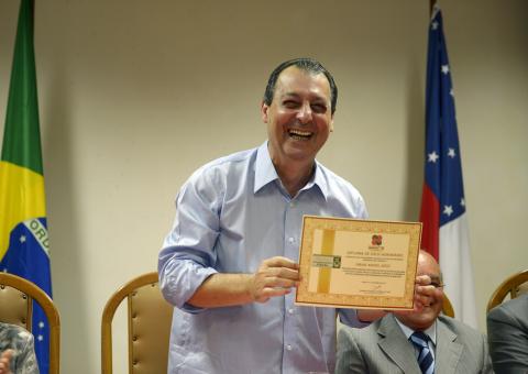 Omar recebe homenagem e diz que o Estado tem cerca de R$ 6 bilhões em obras